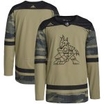 Camiseta Hockey Arizona Coyotes Military Appreciation Team Autentico Practice Camuflaje Camiseta Hockey Arizona Coyotes Military Appreciation Team Autentico Practice Camuflaje