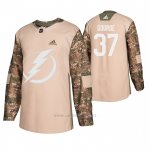 Camiseta Hockey Tampa Bay Lightning Yanni Gourde Veterans Day Camuflaje Camiseta Hockey Tampa Bay Lightning Yanni Gourde Veterans Day Camuflaje