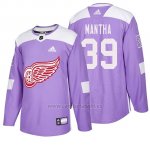 Camiseta Detroit Red Wings Anthony Mantha Hockey Fights Cancer Violeta Camiseta Detroit Red Wings Anthony Mantha Hockey Fights Cancer Violeta
