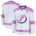 Camiseta Hockey Tampa Bay Lightning 2024 Fights Cancer Blanco Camiseta Hockey Tampa Bay Lightning 2024 Fights Cancer Blanco