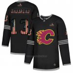 Camiseta Hockey Calgary Flames Johnny Gaudreau 2020 USA Flag Negro Camiseta Hockey Calgary Flames Johnny Gaudreau 2020 USA Flag Negro